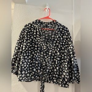H&M daisy 🌼 print tie front button down top